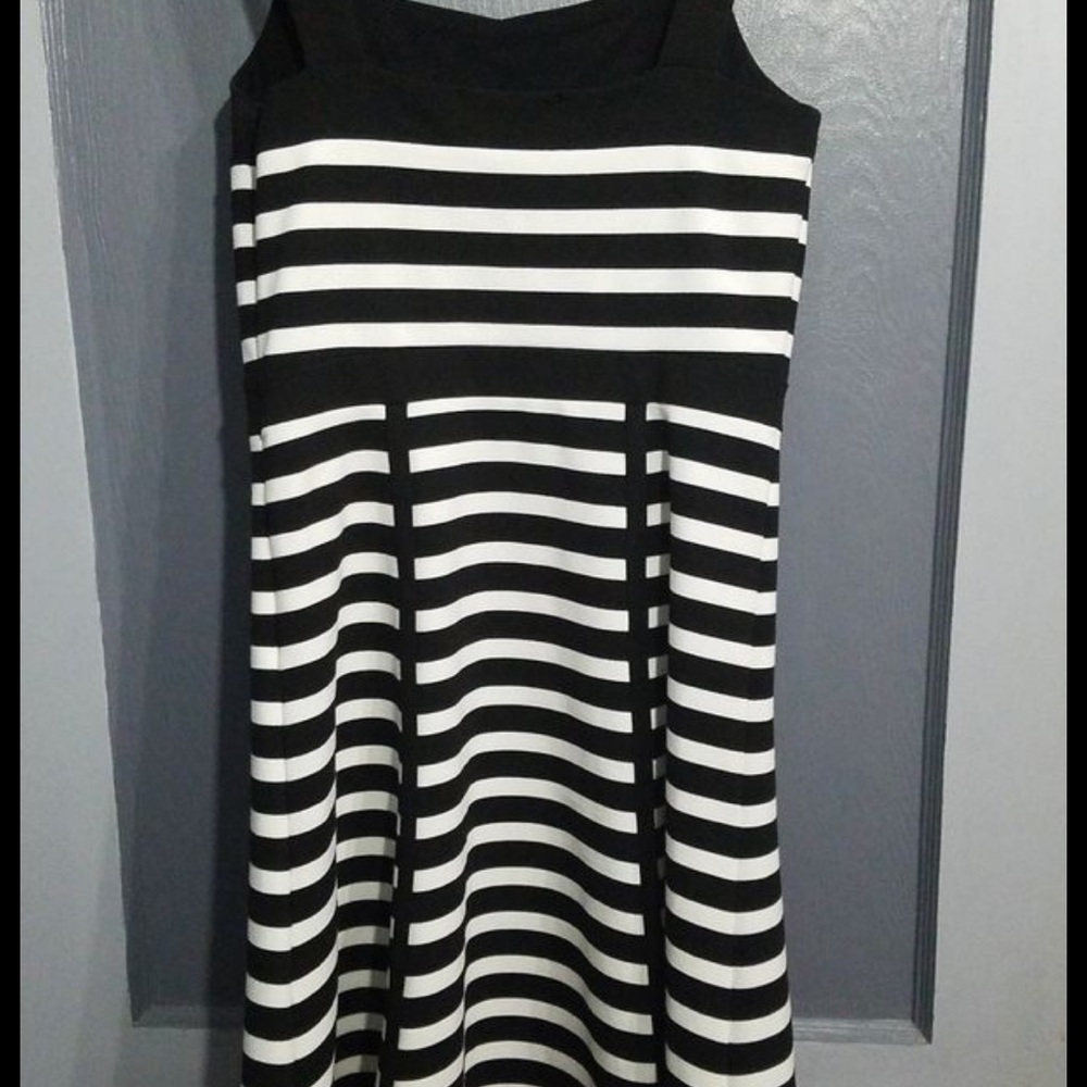 Dress - Picture 2 of 4